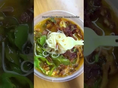 ガオレンラーメンヌードルとチリ 揚げ肉を混ぜる