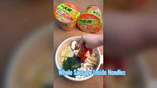 インスタントラーメンの中に大きなソーセージが丸ごと入っています。