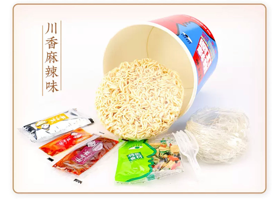 辛口な味のカップラーメン 忙しい日のために即食ヌードル 3分間で迅速で簡単な調理