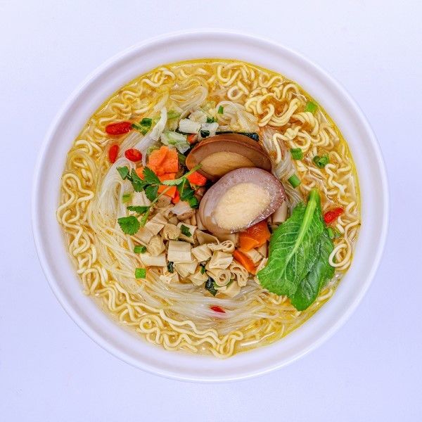 濃厚なジュース風味 スパイシー インスタントラーメン 中華風 春雨と麺 卵