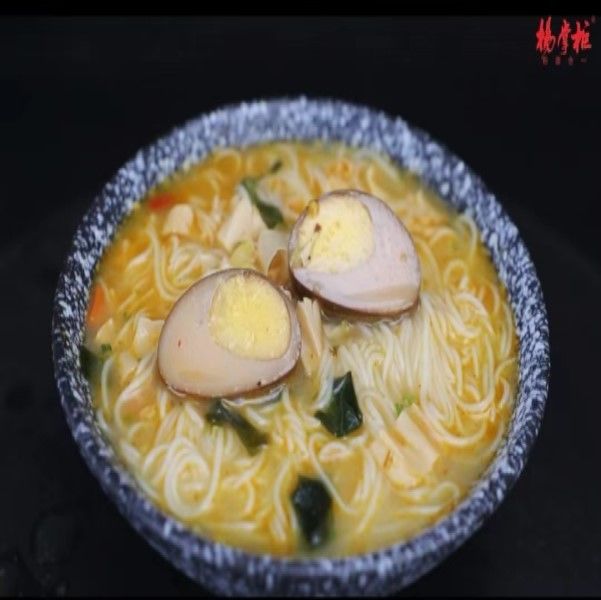 辛味牛骨味インスタントラーメン 手軽で認証済みで素早い食事に 中国風麻辣麺