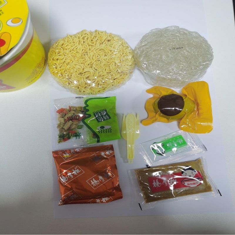 便利で美味しい中国製 インスタントヌードル 保存期間 12ヶ月 準備は6〜8分 味が濃い