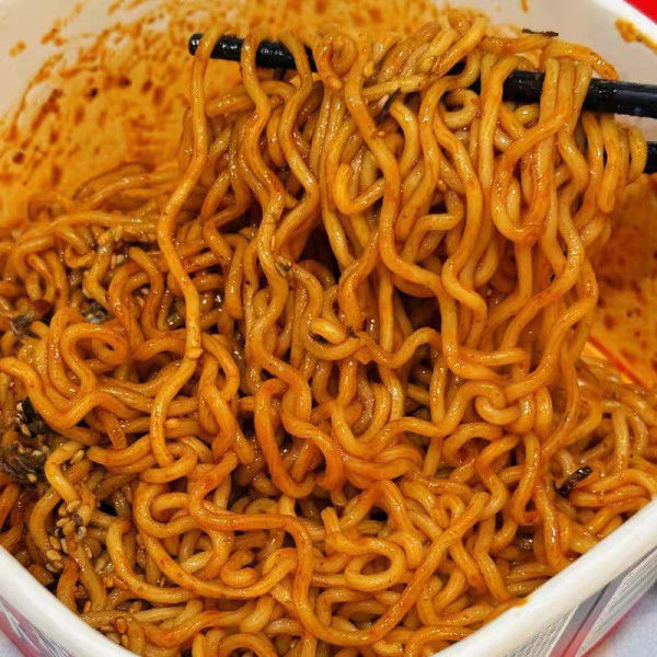 ちょっとした辛口な武漢乾燥ヌードル 辛口な芝麻ソースの味で 真の中国ヌードル体験を