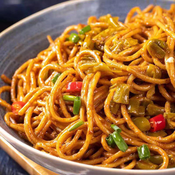 ベジタリアン・スパゲッティに セサムソースとスパイスを混ぜて