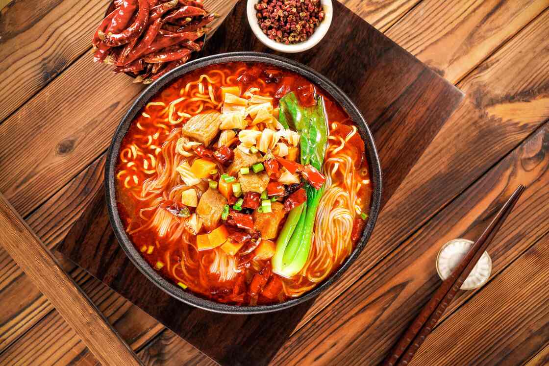 スパイシーカップヌードルソース味 92g 12個パック インスタントラーメン ファストフード店、フードトラック、カフェテリアに最適