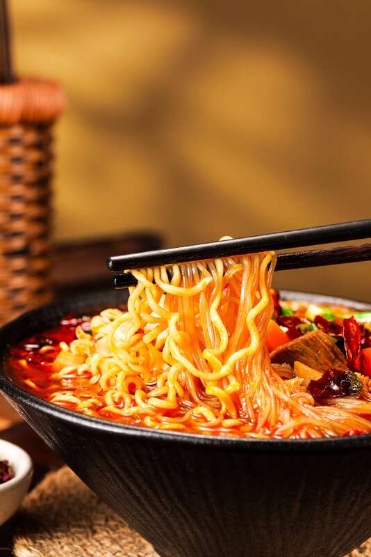 92g12カップヌードル重慶麻辣味野菜入りインスタント麺 イベントケータリング・ホスピタリティサービスに最適